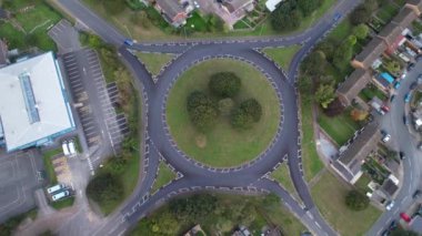 Bulutlu Günbatımında İngiltere 'nin Kuzey Luton şehrinin hava görüntüsü. 4 Ekim 2023