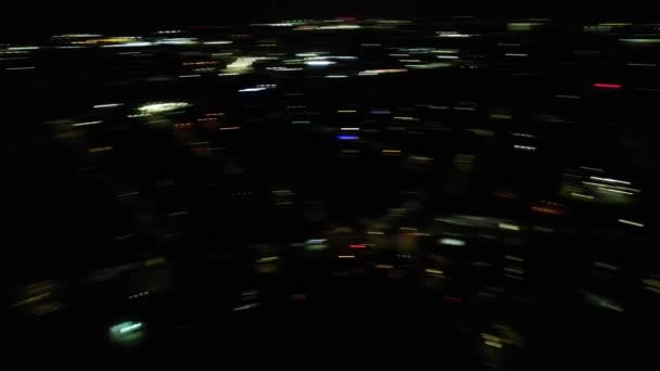 Luchtfoto Van Verlichte Stad Tijdens Donkere Nacht Live Vuurwerk Nieuwjaarsavond — Stockvideo
