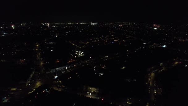 Воздушный Вид Иллюминированный Город Время Темной Ночи Фейерверк Новогоднюю Ночь — стоковое видео