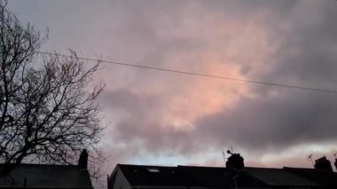 Strom ve Sert Rüzgarlar ve Hızlı Yağmur Bulutları İngiltere 'nin üzerinde, Günbatımında. 2 Ocak 2024