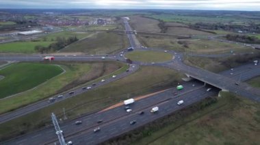 İngiliz Otoyolları ve Luton Şehrinden Geçiş Açısının Hızlandırılmış Yüksek Görüntüleri