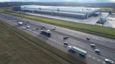 İngiliz Otoyolları ve Luton Şehrinden Geçiş Açısının Hızlandırılmış Yüksek Görüntüleri