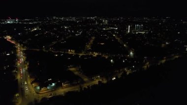 Aydınlanmış İngiliz Şehri 'nin Zaman Hızlandırılmış Hava Görüntüsü ve Gece Trafiği 