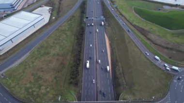 İngiliz Otoyolları ve Luton Şehrinden Geçiş Açısının Hızlandırılmış Yüksek Görüntüleri