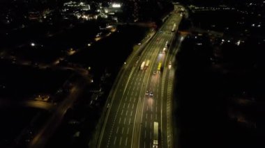 İngiliz Otoyolları ve Luton Şehrinden Geçiş Açısının Hızlandırılmış Yüksek Görüntüleri