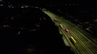 İngiliz Otoyolları ve Luton Şehrinden Geçiş Açısının Hızlandırılmış Yüksek Görüntüleri
