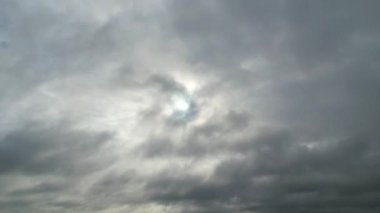 İngiltere 'de Yüksek Açılı Hızlı Hareket Eden Bulutların Hızlandırılmış Görüntüsü