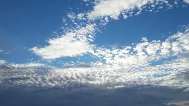 İngiltere 'de Yüksek Açılı Hızlı Hareket Eden Bulutların Hızlandırılmış Görüntüsü
