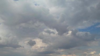 İngiltere 'de Yüksek Açılı Hızlı Hareket Eden Bulutların Hızlandırılmış Görüntüsü