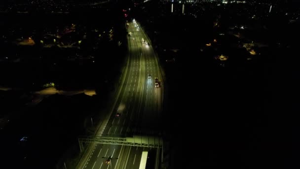 ルートン市を通るイギリスの高速道路と交通の高角度タイムラップスフッテージ — ストック動画