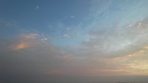 High Angle Time Lapse Видеозапись Быстро Движущихся Облаков Над Англией — стоковое видео