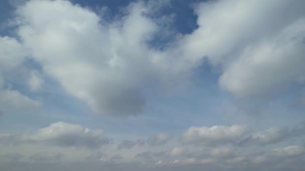Ngiltere Yüksek Açılı Hızlı Hareket Eden Bulutların Hızlandırılmış Görüntüsü — Stok video