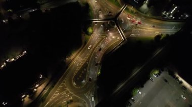 İngiliz Otoyolları ve Luton Şehrinden Geçiş Açısının Hızlandırılmış Yüksek Görüntüleri