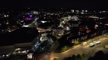 Aydınlanmış İngiliz Şehri 'nin Zaman Hızlandırılmış Hava Görüntüsü ve Gece Trafiği 