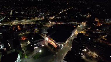 Aydınlanmış İngiliz Şehri 'nin Zaman Hızlandırılmış Hava Görüntüsü ve Gece Trafiği 