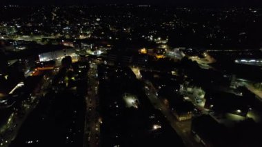 Aydınlanmış İngiliz Şehri 'nin Zaman Hızlandırılmış Hava Görüntüsü ve Gece Trafiği 