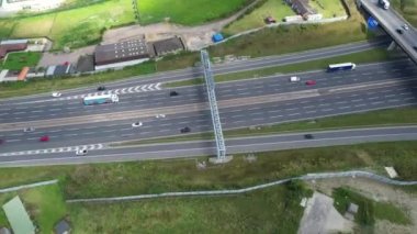 İngiliz Otoyolları ve Luton Şehrinden Geçiş Açısının Hızlandırılmış Yüksek Görüntüleri