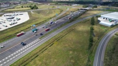 İngiliz Otoyolları ve Luton Şehrinden Geçiş Açısının Hızlandırılmış Yüksek Görüntüleri