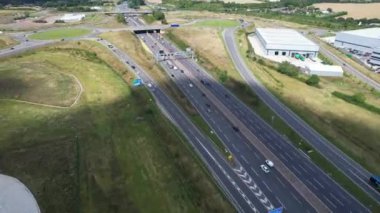 İngiliz Otoyolları ve Luton Şehrinden Geçiş Açısının Hızlandırılmış Yüksek Görüntüleri