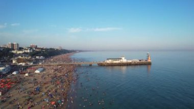 İngiltere 'nin Bournemouth Sahili' nde Yüksek Açılı Hızlandırılmış İnsanlar Görüntüsü
