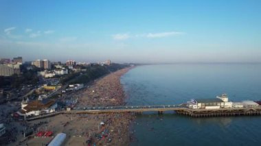 İngiltere 'nin Bournemouth Sahili' nde Yüksek Açılı Hızlandırılmış İnsanlar Görüntüsü