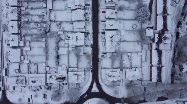 Kar yağdıktan sonra Luton şehrinin Zaman Hızı Hava Görüntüsü