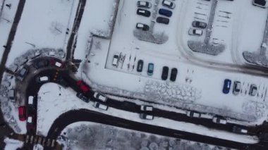 Kar yağdıktan sonra Luton şehrinin Zaman Hızı Hava Görüntüsü