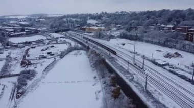 Kar yağdıktan sonra Luton şehrinin Zaman Hızı Hava Görüntüsü