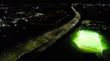 İngiliz Otoyolları ve Luton Şehrinden Geçiş Açısının Hızlandırılmış Yüksek Görüntüleri