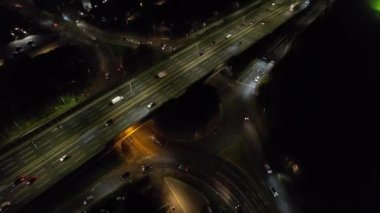 İngiliz Otoyolları ve Luton Şehrinden Geçiş Açısının Hızlandırılmış Yüksek Görüntüleri