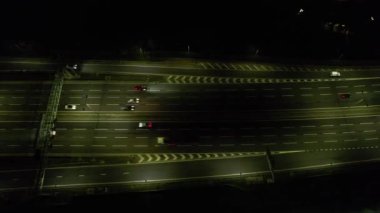 İngiliz Otoyolları ve Luton Şehrinden Geçiş Açısının Hızlandırılmış Yüksek Görüntüleri