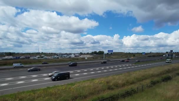 ルートン市を通るイギリスの高速道路と交通の高角度タイムラップスフッテージ — ストック動画