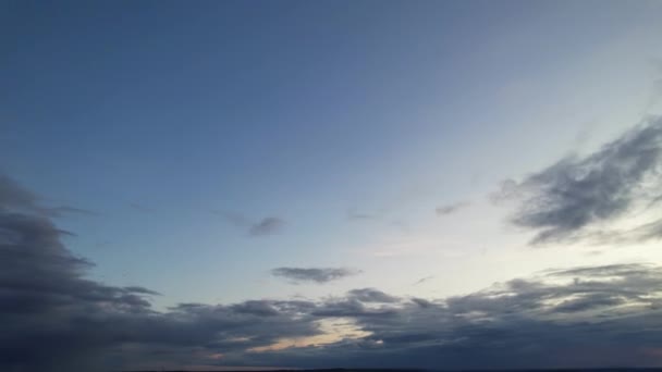 Time Lapse Видеозапись Быстро Движущихся Облаков Над Англией — стоковое видео