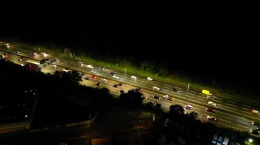 Gece boyunca Kuzey Luton şehrinin hava görüntüsü. İngiltere 3 Kasım 2023