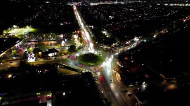 Gece boyunca Kuzey Luton şehrinin hava görüntüsü. İngiltere 3 Kasım 2023
