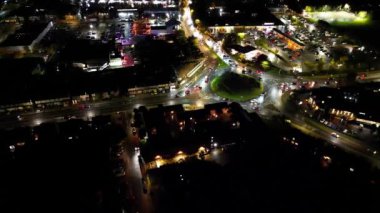 Gece boyunca Kuzey Luton şehrinin hava görüntüsü. İngiltere 3 Kasım 2023