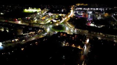 Gece boyunca Kuzey Luton şehrinin hava görüntüsü. İngiltere 3 Kasım 2023