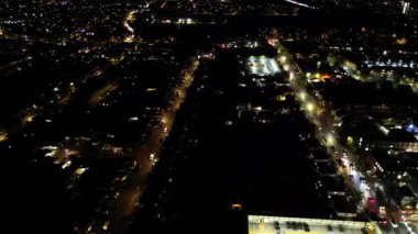 Gece boyunca Kuzey Luton şehrinin hava görüntüsü. İngiltere 3 Kasım 2023
