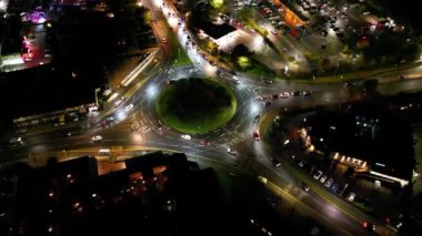 Gece Boyunca Aydınlanmış İngiliz Şehri 'nin Hava Görüntüsü. Luton, İngiltere. 3 Kasım 2023