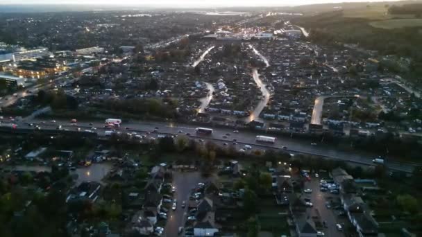 夜のイルミネーションされた英国の都市の空中映像 ルートン イギリス 11月3日 2023年 — ストック動画