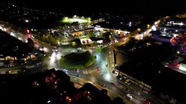 Gece Boyunca Aydınlanmış İngiliz Şehri 'nin Hava Görüntüsü. Luton, İngiltere. 3 Kasım 2023