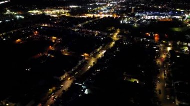 Gece Boyunca Aydınlanmış İngiliz Şehri 'nin Hava Görüntüsü. Luton, İngiltere. 3 Kasım 2023
