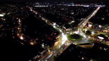Gece Boyunca Aydınlanmış İngiliz Şehri 'nin Hava Görüntüsü. Luton, İngiltere. 3 Kasım 2023