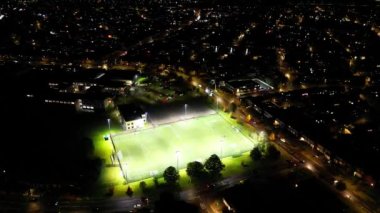 Gece Boyunca Aydınlanmış İngiliz Şehri 'nin Hava Görüntüsü. Luton, İngiltere. 3 Kasım 2023