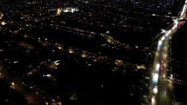 Gece Boyunca Aydınlanmış İngiliz Şehri 'nin Hava Görüntüsü. Luton, İngiltere. 3 Kasım 2023