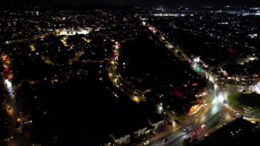 Gece Boyunca Aydınlanmış İngiliz Şehri 'nin Hava Görüntüsü. Luton, İngiltere. 3 Kasım 2023