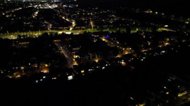 Gece Boyunca Aydınlanmış İngiliz Şehri 'nin Hava Görüntüsü. Luton, İngiltere. 3 Kasım 2023