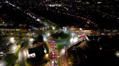 Gece Boyunca Aydınlanmış İngiliz Şehri 'nin Hava Görüntüsü. Luton, İngiltere. 3 Kasım 2023