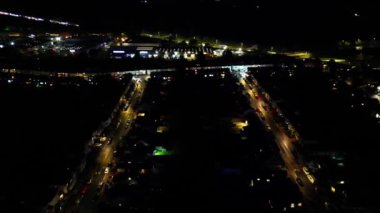 Gece Boyunca Aydınlanmış İngiliz Şehri 'nin Hava Görüntüsü. Luton, İngiltere. 3 Kasım 2023