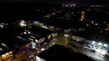 Gece Boyunca Aydınlanmış İngiliz Şehri 'nin Hava Görüntüsü. Luton, İngiltere. 3 Kasım 2023